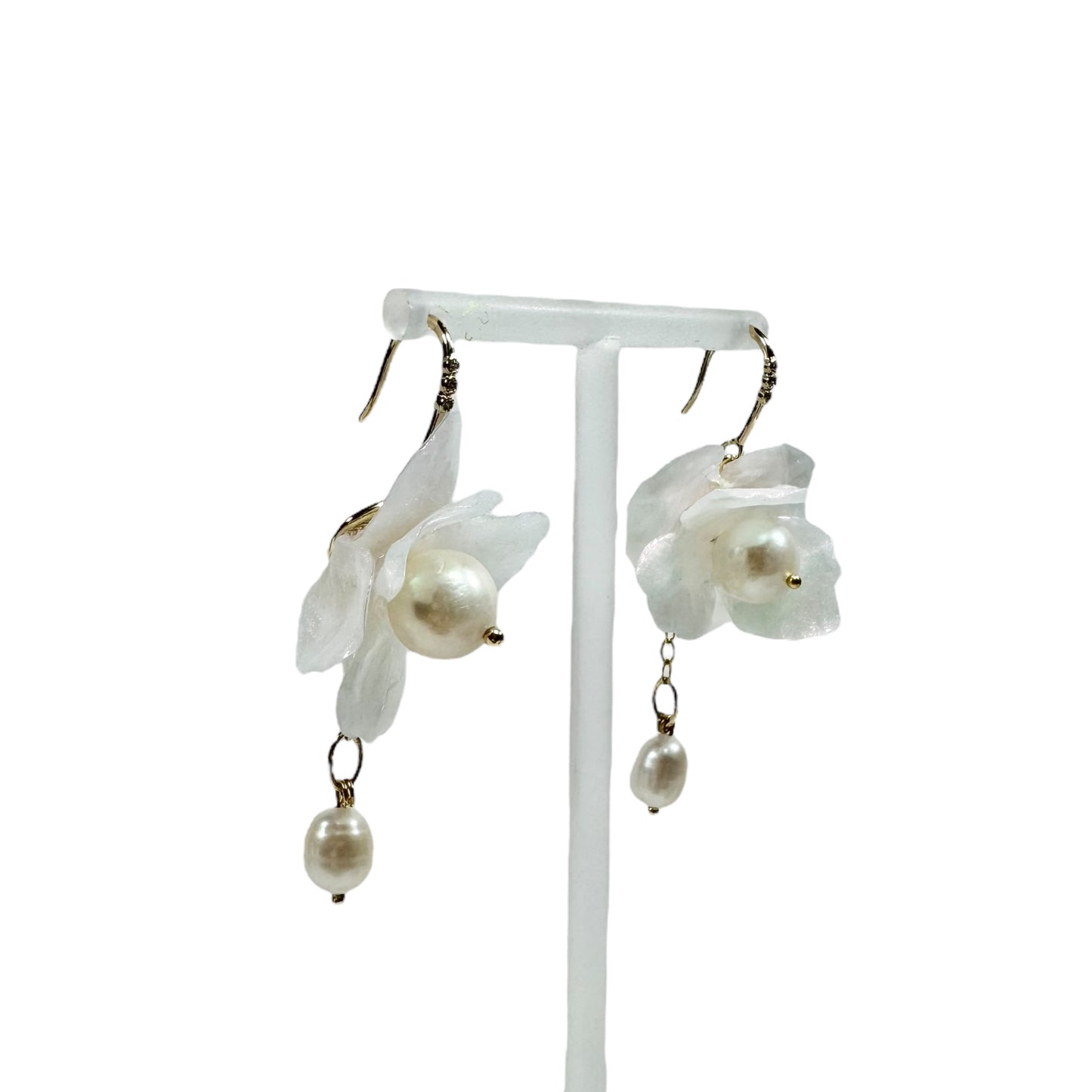 Anemone Collection earrings handcrafted from upcycled plastic, inspired by Japanese white pearl anemones. Lightweight, nature-inspired statement jewelry for eco-conscious fashion lovers.