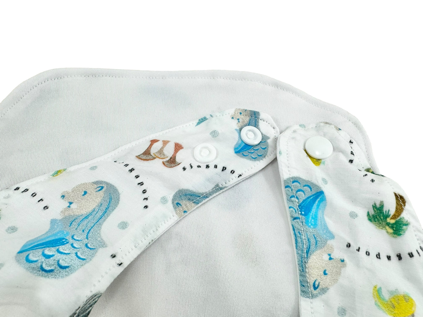 Singapore Pop Merlion baby bib by Melmomilk Design – colorful, soft cotton bib featuring a playful Merlion illustration, perfect for gifting or daily use. シンガポール・ポップ・マーライオンよだれかけ / スタイ– カラフルで柔らかいコットン素材、かわいいマーライオンのイラスト入り。ギフトやお土産、普段使いにぴったり。