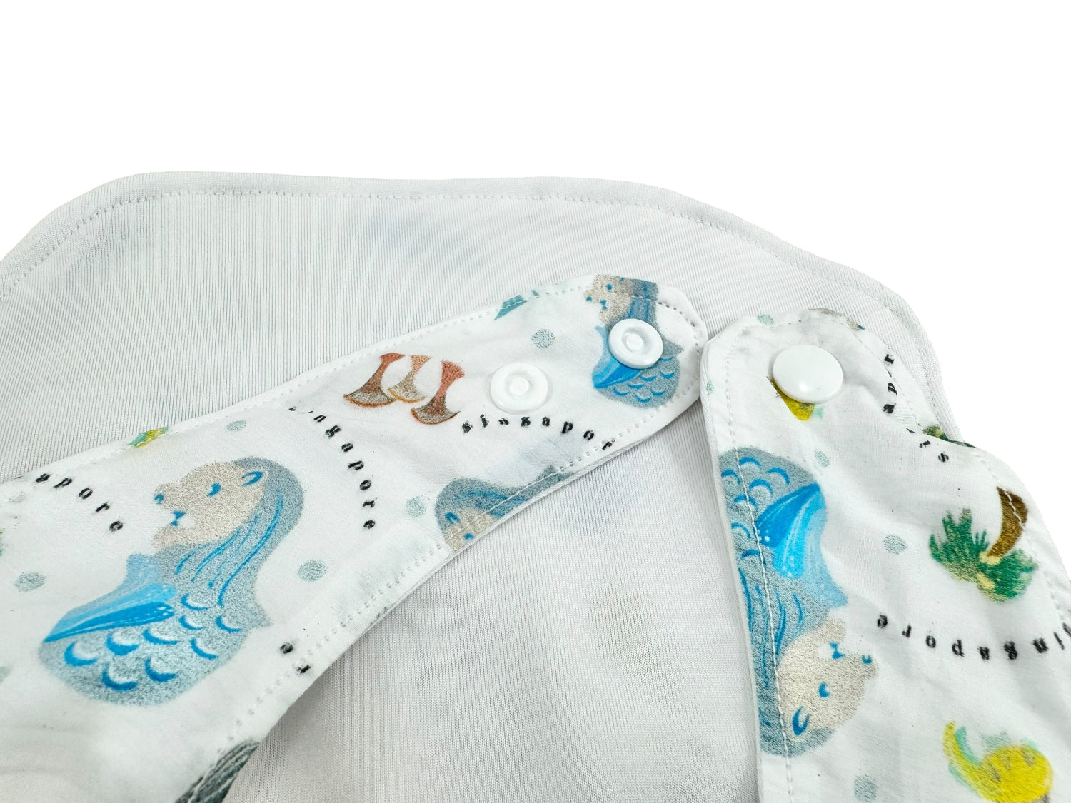 Singapore Pop Merlion baby bib by Melmomilk Design – colorful, soft cotton bib featuring a playful Merlion illustration, perfect for gifting or daily use. シンガポール・ポップ・マーライオンよだれかけ / スタイ– カラフルで柔らかいコットン素材、かわいいマーライオンのイラスト入り。ギフトやお土産、普段使いにぴったり。