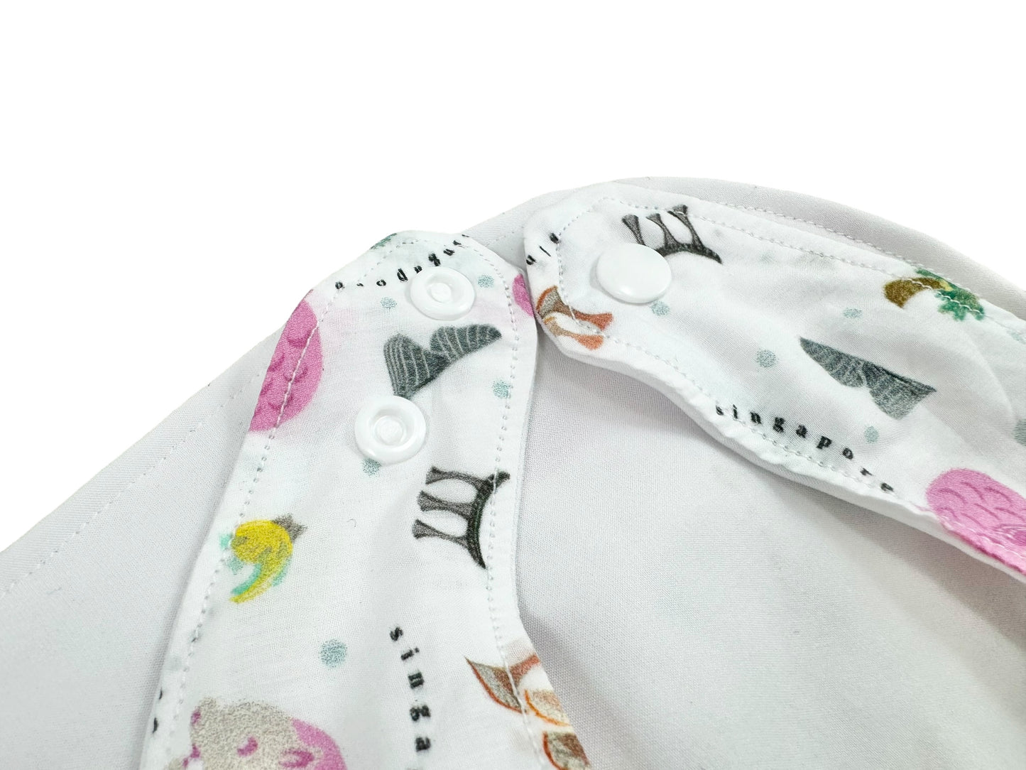 Singapore Pop Merlion baby bib by Melmomilk Design – colorful, soft cotton bib featuring a playful Merlion illustration, perfect for gifting or daily use. シンガポール・ポップ・マーライオンよだれかけ / スタイ– カラフルで柔らかいコットン素材、かわいいマーライオンのイラスト入り。ギフトやお土産、普段使いにぴったり。