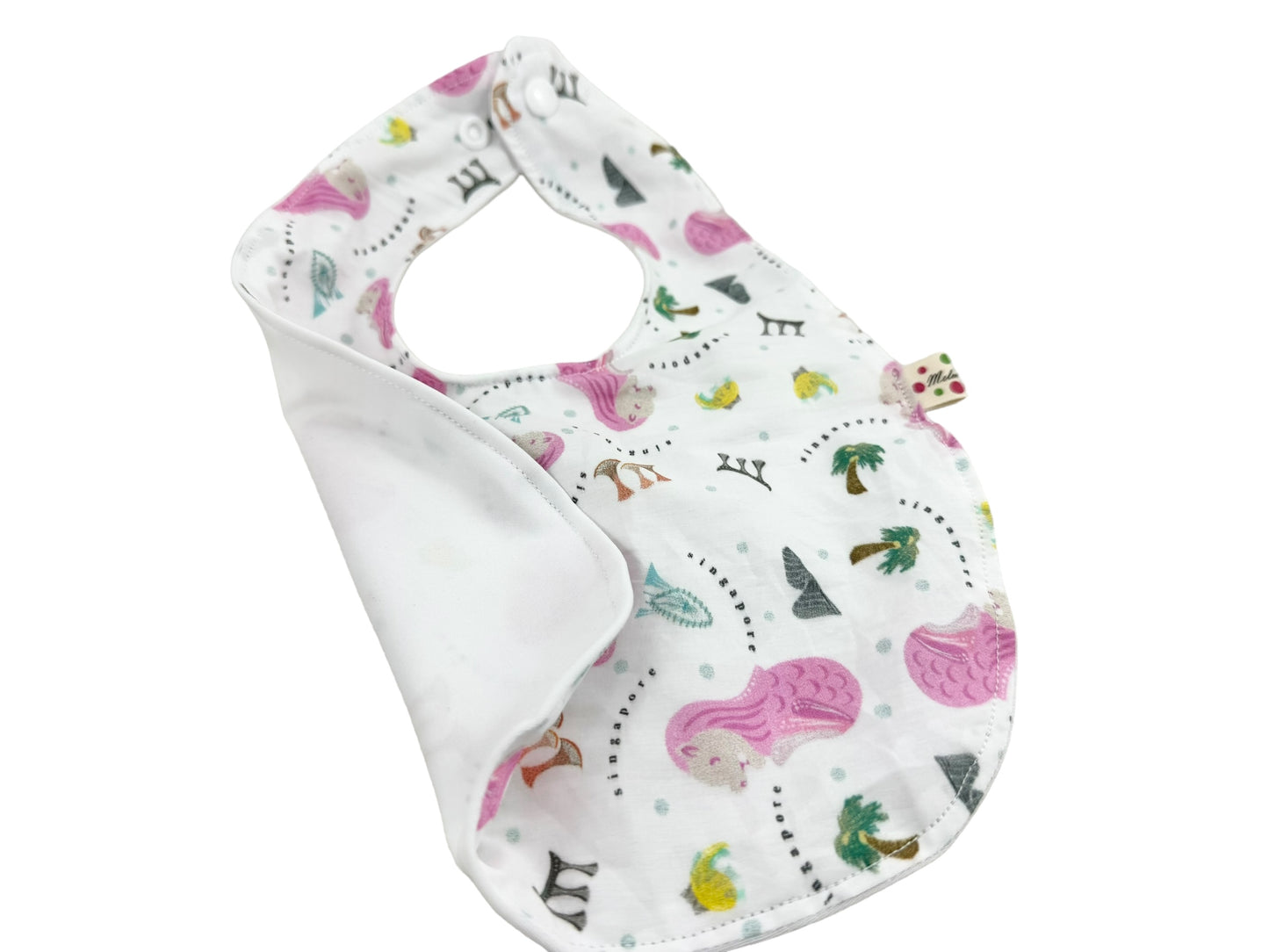 Singapore Pop Merlion baby bib by Melmomilk Design – colorful, soft cotton bib featuring a playful Merlion illustration, perfect for gifting or daily use. シンガポール・ポップ・マーライオンよだれかけ / スタイ– カラフルで柔らかいコットン素材、かわいいマーライオンのイラスト入り。ギフトやお土産、普段使いにぴったり。