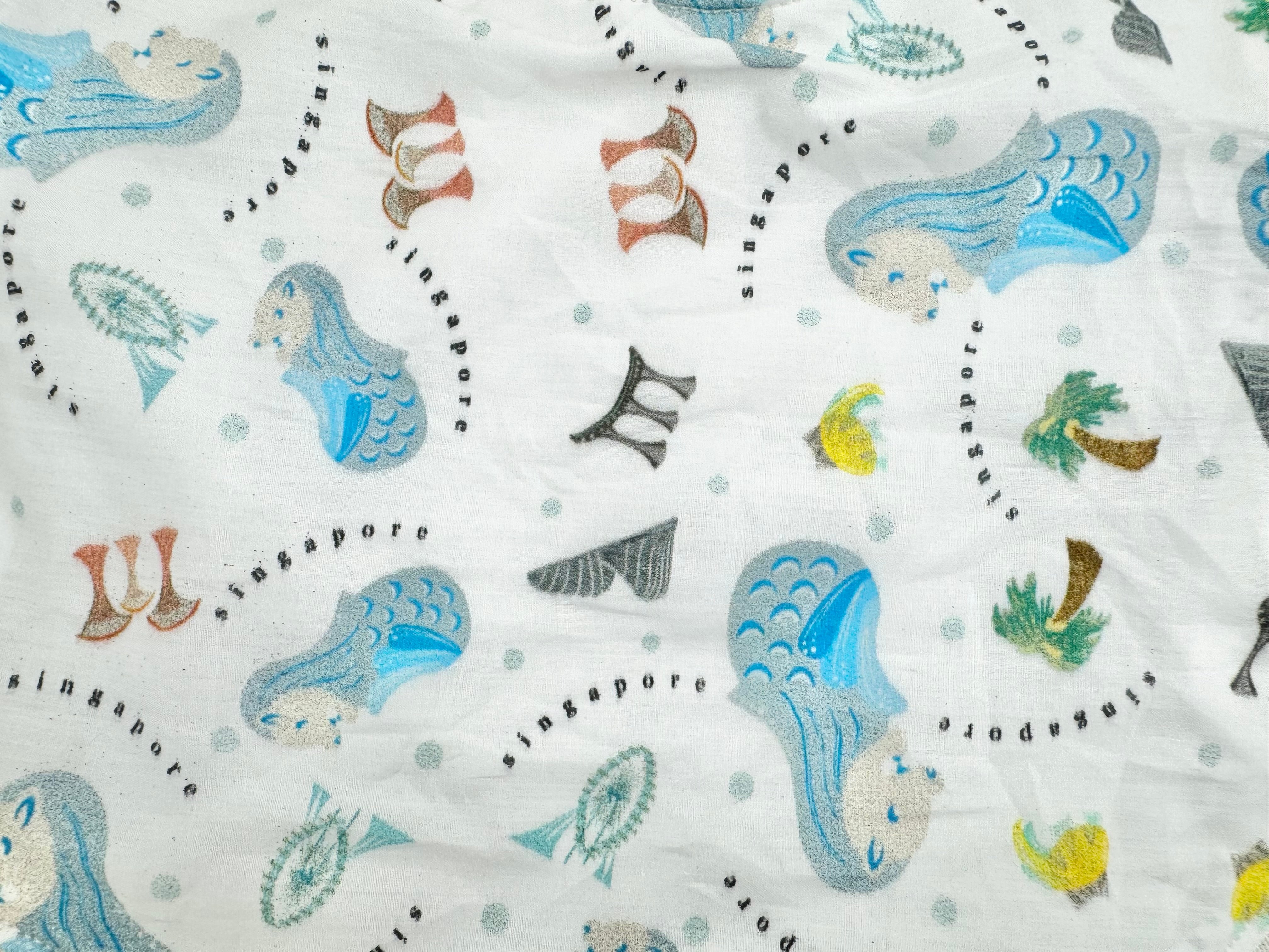 Singapore Pop Merlion baby bib by Melmomilk Design – colorful, soft cotton bib featuring a playful Merlion illustration, perfect for gifting or daily use. シンガポール・ポップ・マーライオンよだれかけ / スタイ– カラフルで柔らかいコットン素材、かわいいマーライオンのイラスト入り。ギフトやお土産、普段使いにぴったり。