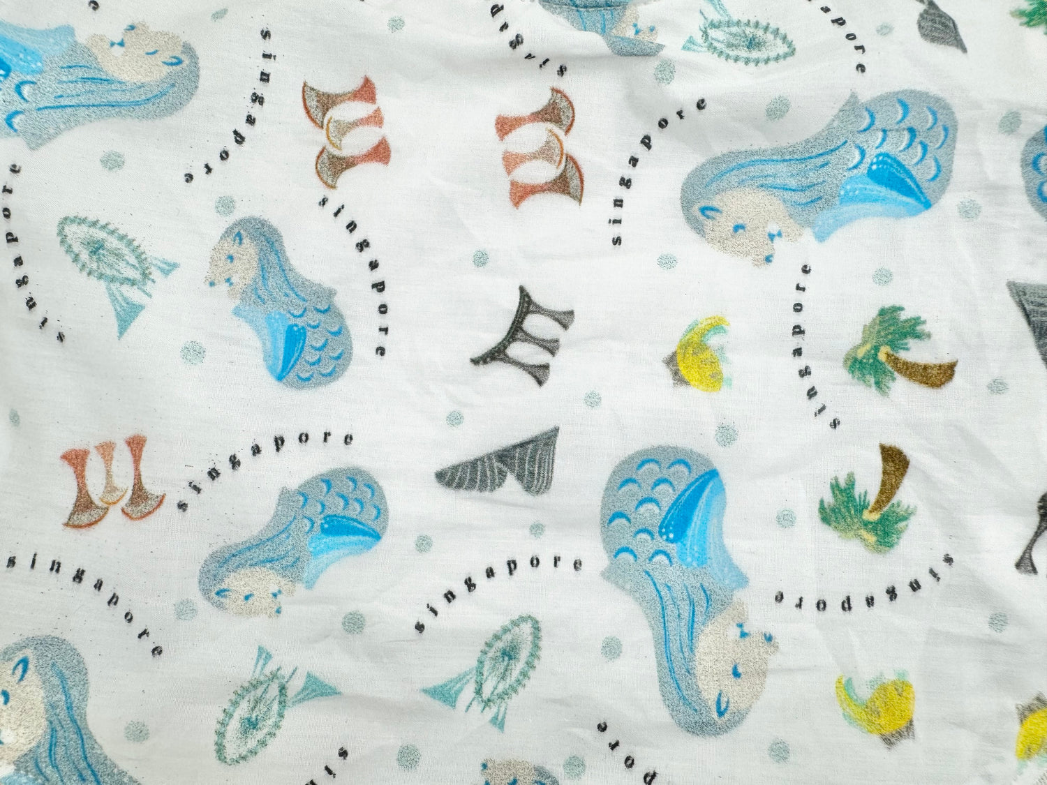 Singapore Pop Merlion baby bib by Melmomilk Design – colorful, soft cotton bib featuring a playful Merlion illustration, perfect for gifting or daily use. シンガポール・ポップ・マーライオンよだれかけ / スタイ– カラフルで柔らかいコットン素材、かわいいマーライオンのイラスト入り。ギフトやお土産、普段使いにぴったり。