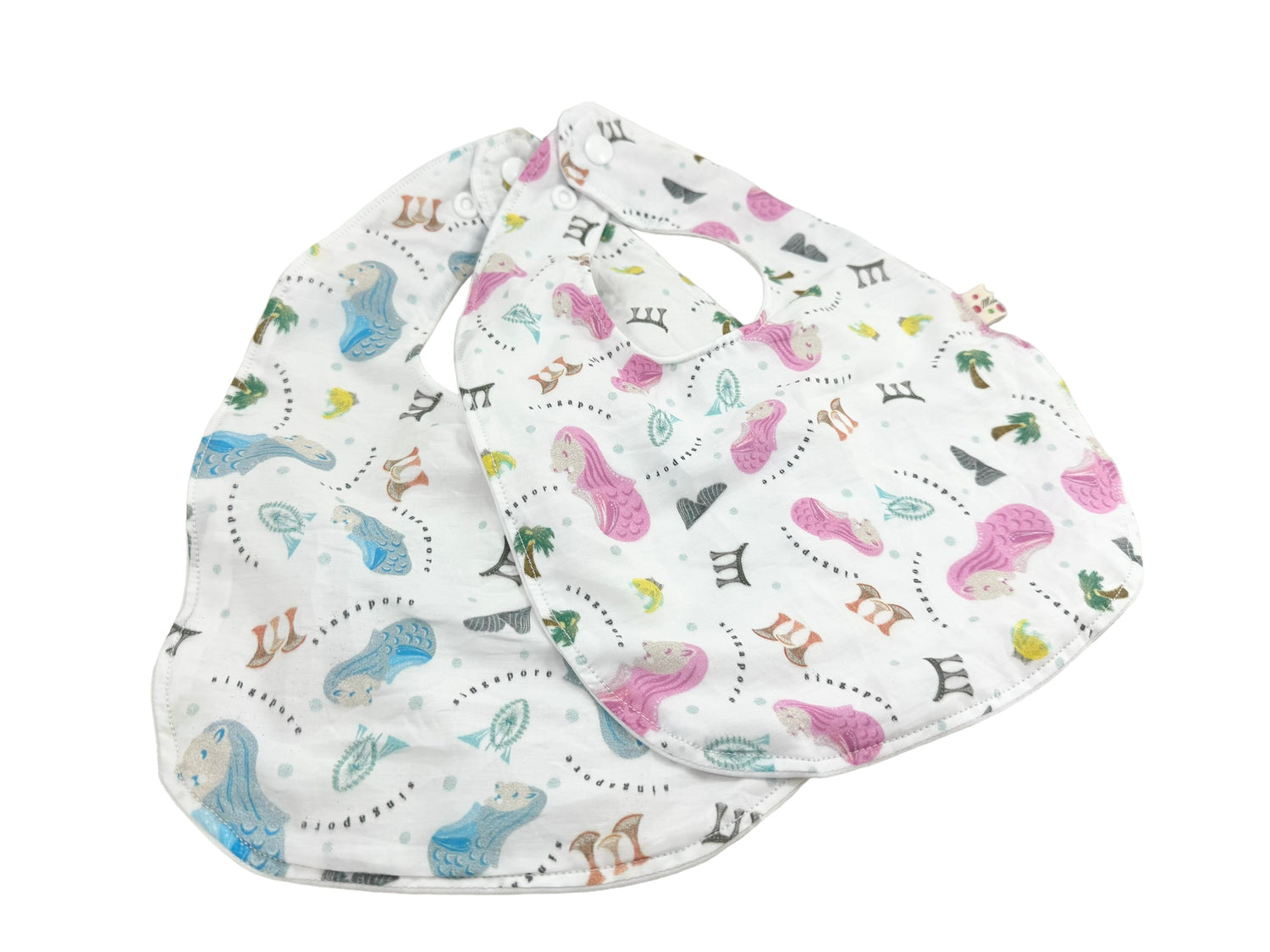 Singapore Pop Merlion baby bib by Melmomilk Design – colorful, soft cotton bib featuring a playful Merlion illustration, perfect for gifting or daily use. シンガポール・ポップ・マーライオンよだれかけ / スタイ– カラフルで柔らかいコットン素材、かわいいマーライオンのイラスト入り。ギフトやお土産、普段使いにぴったり。