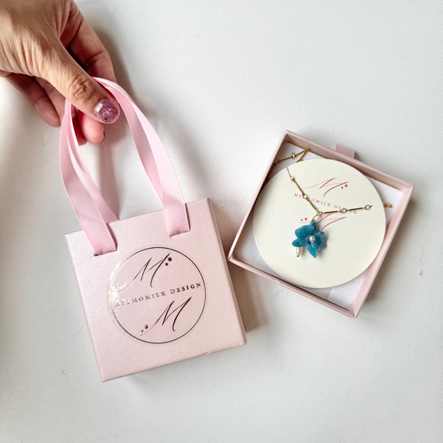 デンティー・オーキッド・ネックレス 小さな胡蝶蘭 -ミルキーオパール-