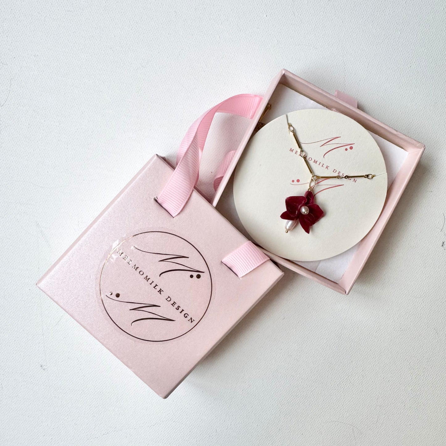 デンティー・オーキッド・ネックレス 小さな胡蝶蘭 -バーガンディー-