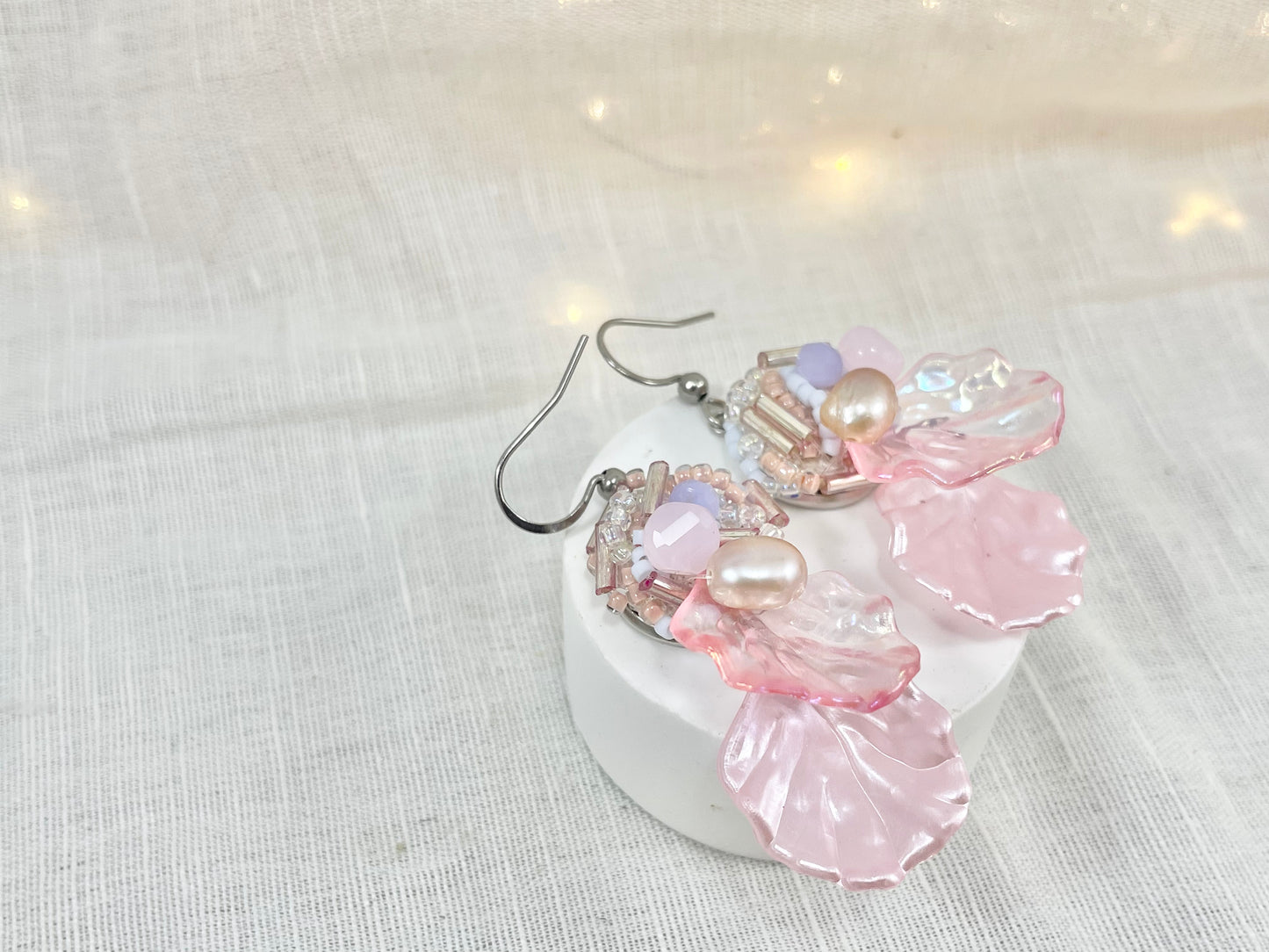 Hand beaded earrings - swing shells-
