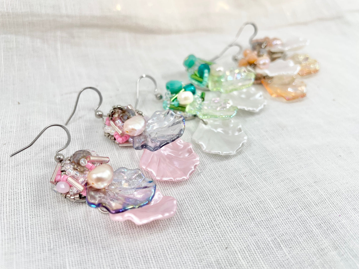 Hand beaded earrings - swing shells-
