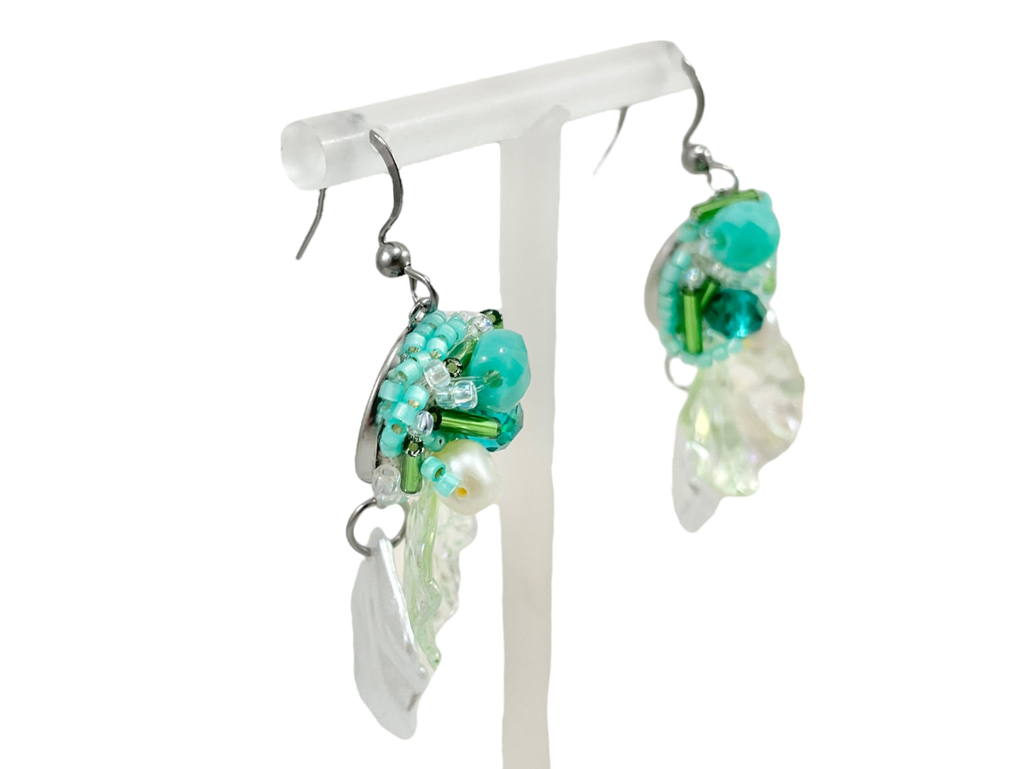 Hand beaded earrings - swing shells-
