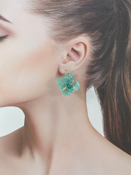 Hand beaded earrings - flower green -
