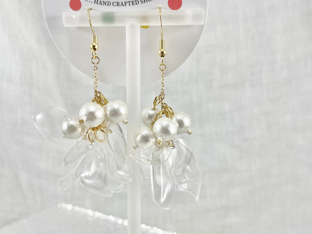 Upcycled earrings - petals chain -Cotton pearl-