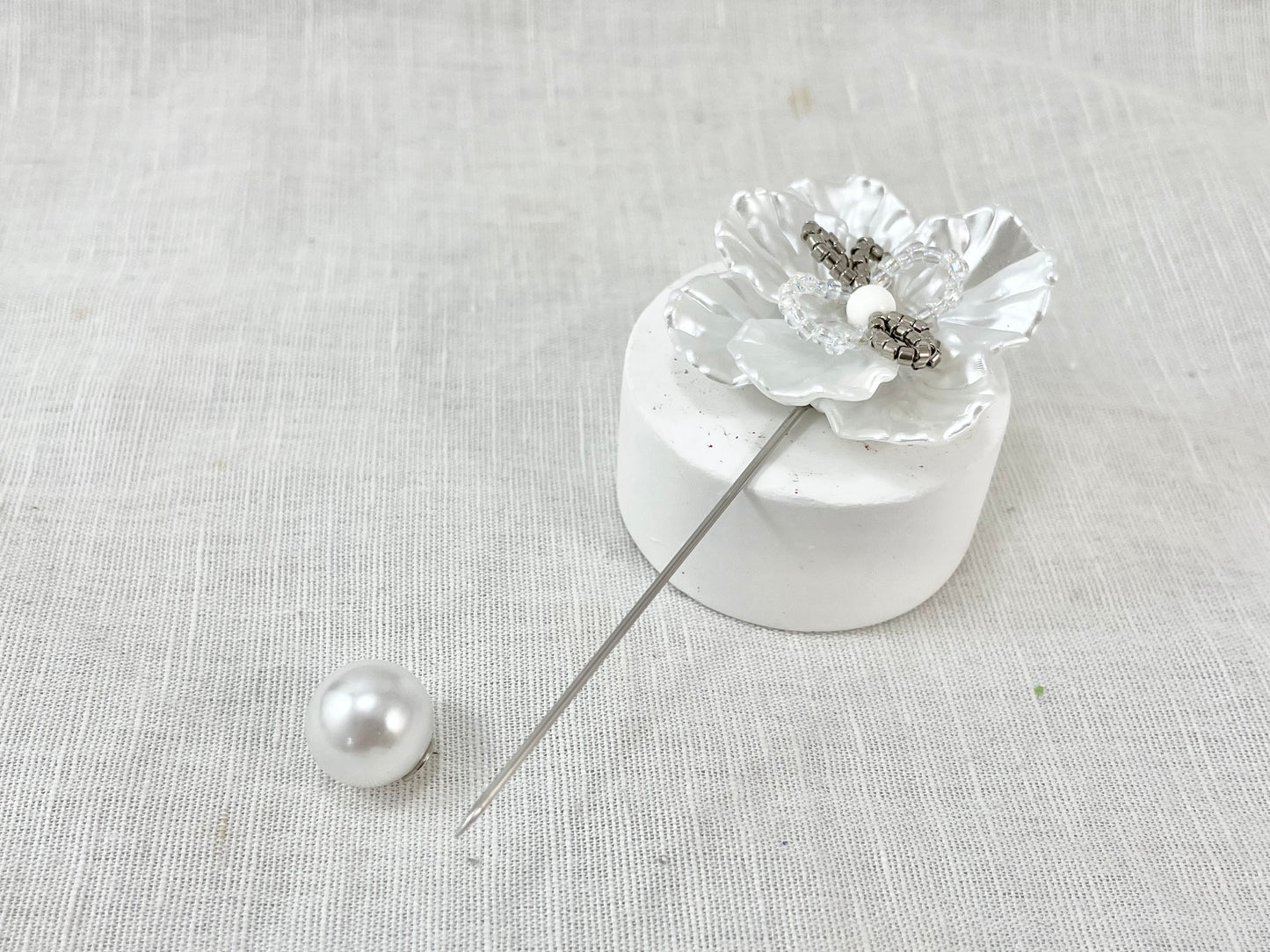 Pin brooch - flower - pure white