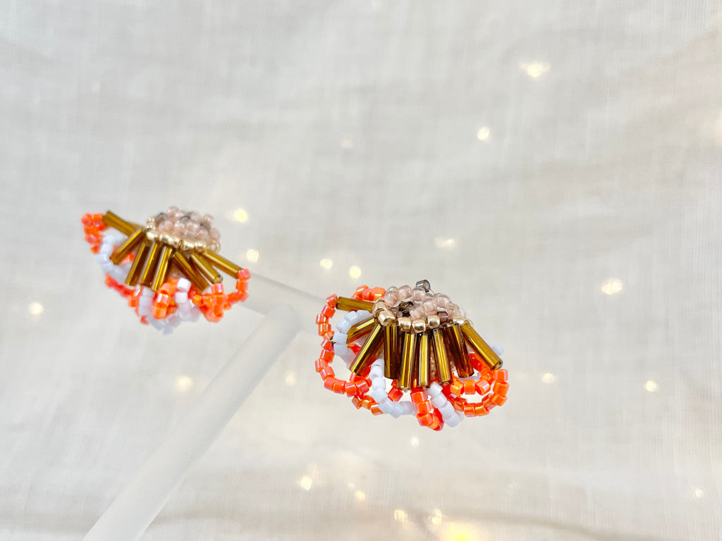 Hand beaded earrings - daisy -