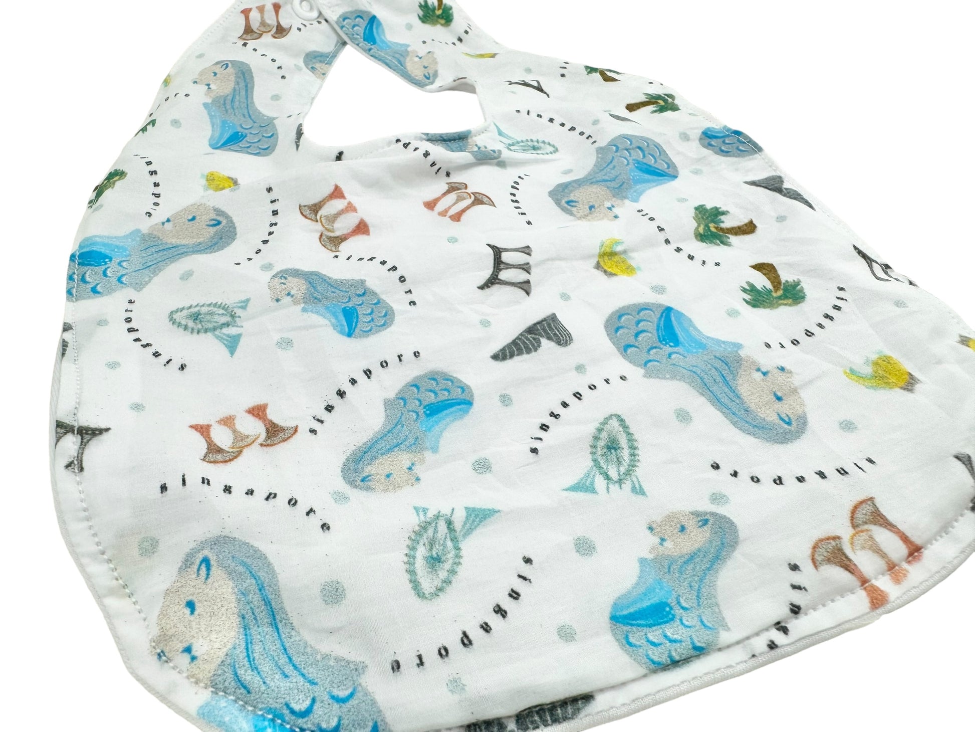 Singapore Pop Merlion baby bib by Melmomilk Design – colorful, soft cotton bib featuring a playful Merlion illustration, perfect for gifting or daily use.　シンガポール・ポップ・マーライオンよだれかけ / スタイ– カラフルで柔らかいコットン素材、かわいいマーライオンのイラスト入り。ギフトやお土産、普段使いにぴったり。