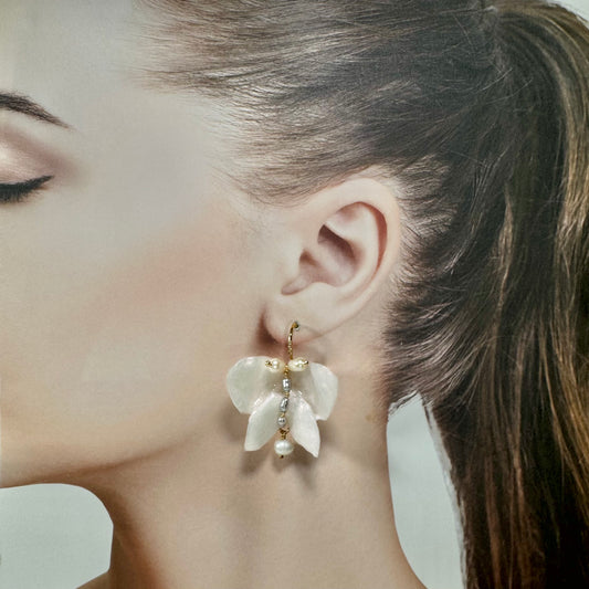 Handcrafted butterfly-shaped earrings in pearl white, made from upcycled materials and finished in a luminous White Silk tone.