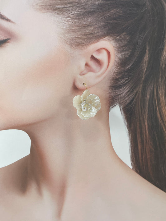 Hand beaded earrings - flower white -