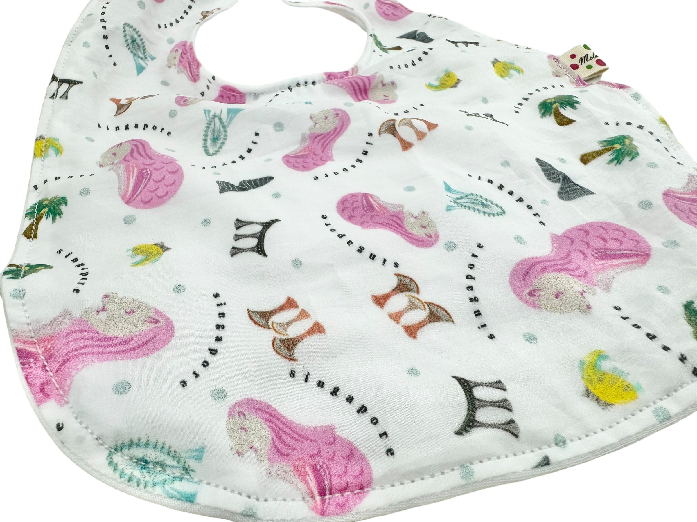 Singapore Pop Merlion baby bib by Melmomilk Design – colorful, soft cotton bib featuring a playful Merlion illustration, perfect for gifting or daily use.　シンガポール・ポップ・マーライオンよだれかけ / スタイ– カラフルで柔らかいコットン素材、かわいいマーライオンのイラスト入り。ギフトやお土産、普段使いにぴったり。