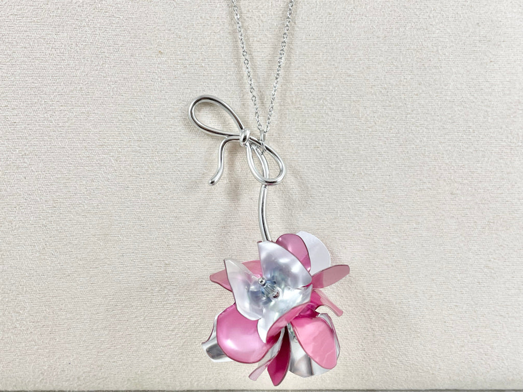 Upcycled necklace - elegant bow -