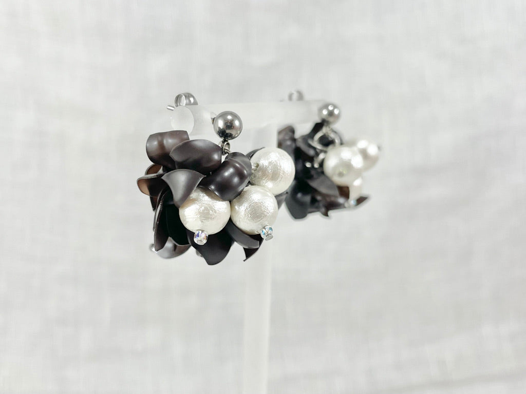 Upcycled earrings - chocolate - cotton pearl