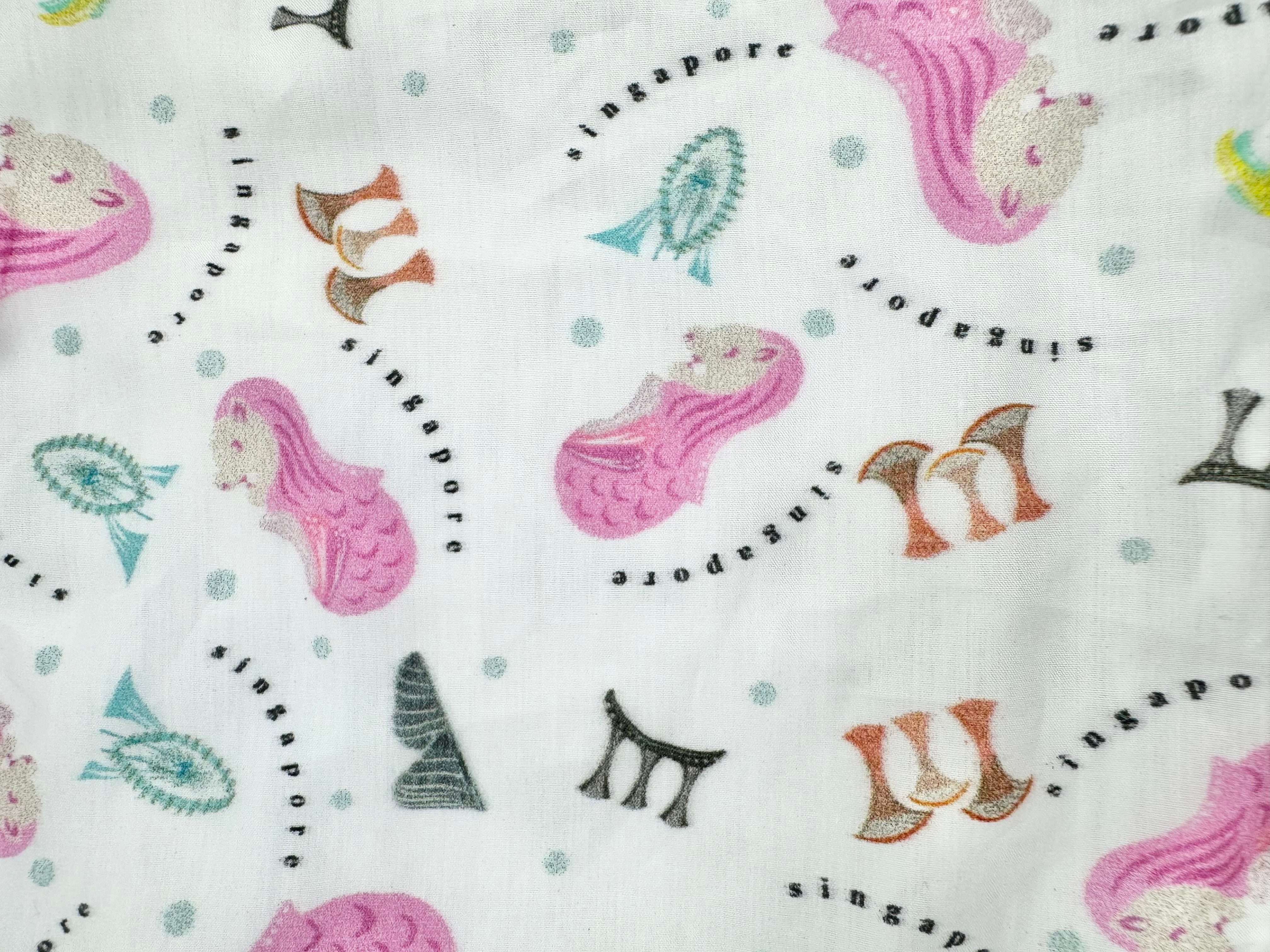 Singapore Pop Merlion baby bib by Melmomilk Design – colorful, soft cotton bib featuring a playful Merlion illustration, perfect for gifting or daily use.　シンガポール・ポップ・マーライオンよだれかけ / スタイ– カラフルで柔らかいコットン素材、かわいいマーライオンのイラスト入り。ギフトやお土産、普段使いにぴったり。