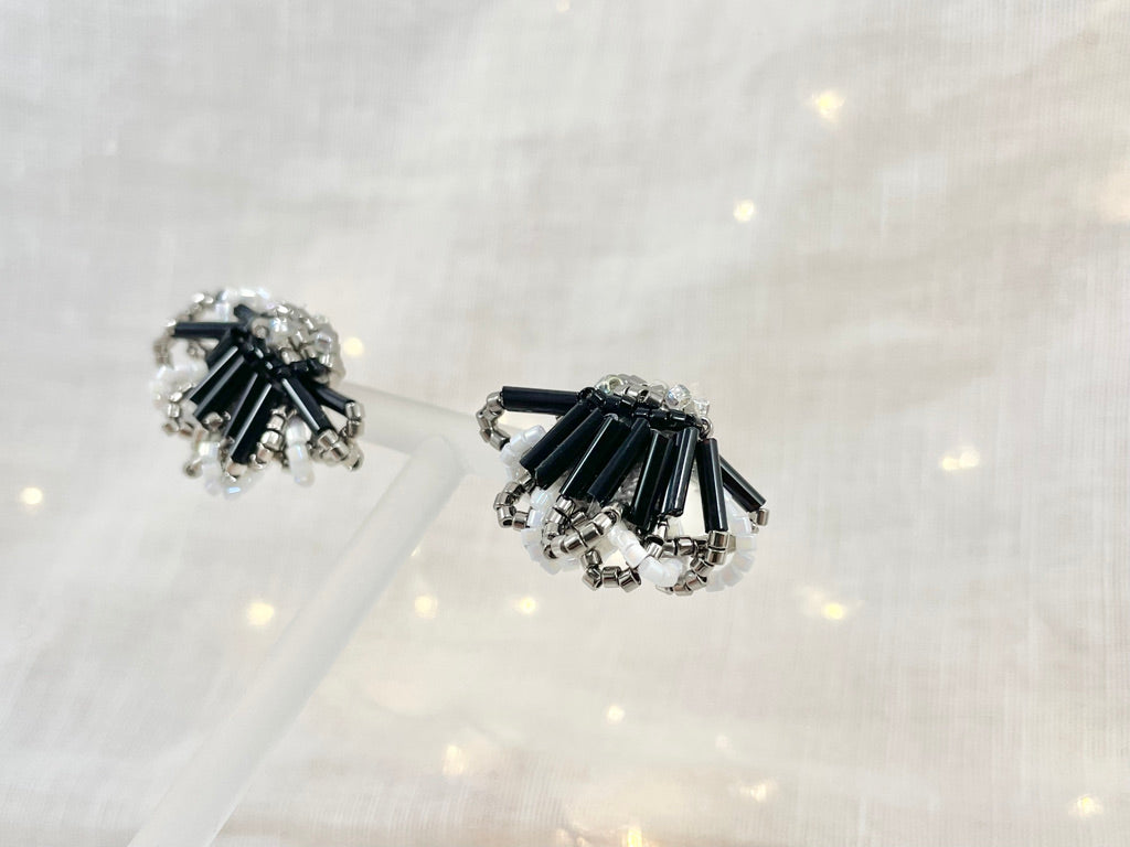 Hand beaded earrings - daisy -