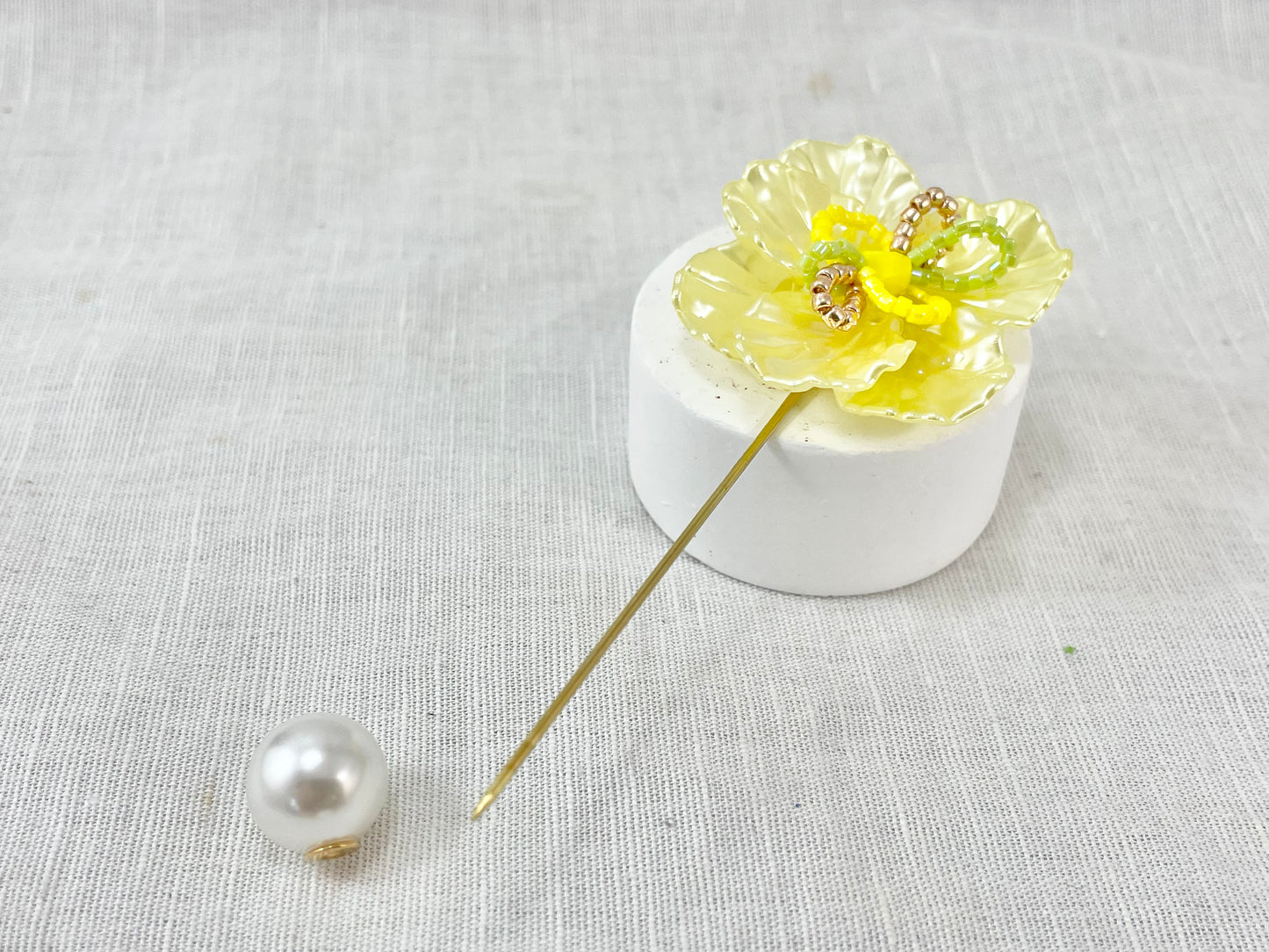 Pin brooch - flower - yellow