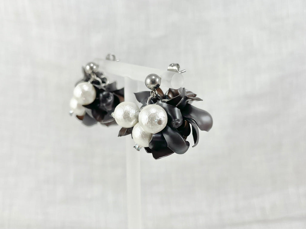 Upcycled earrings - chocolate - cotton pearl