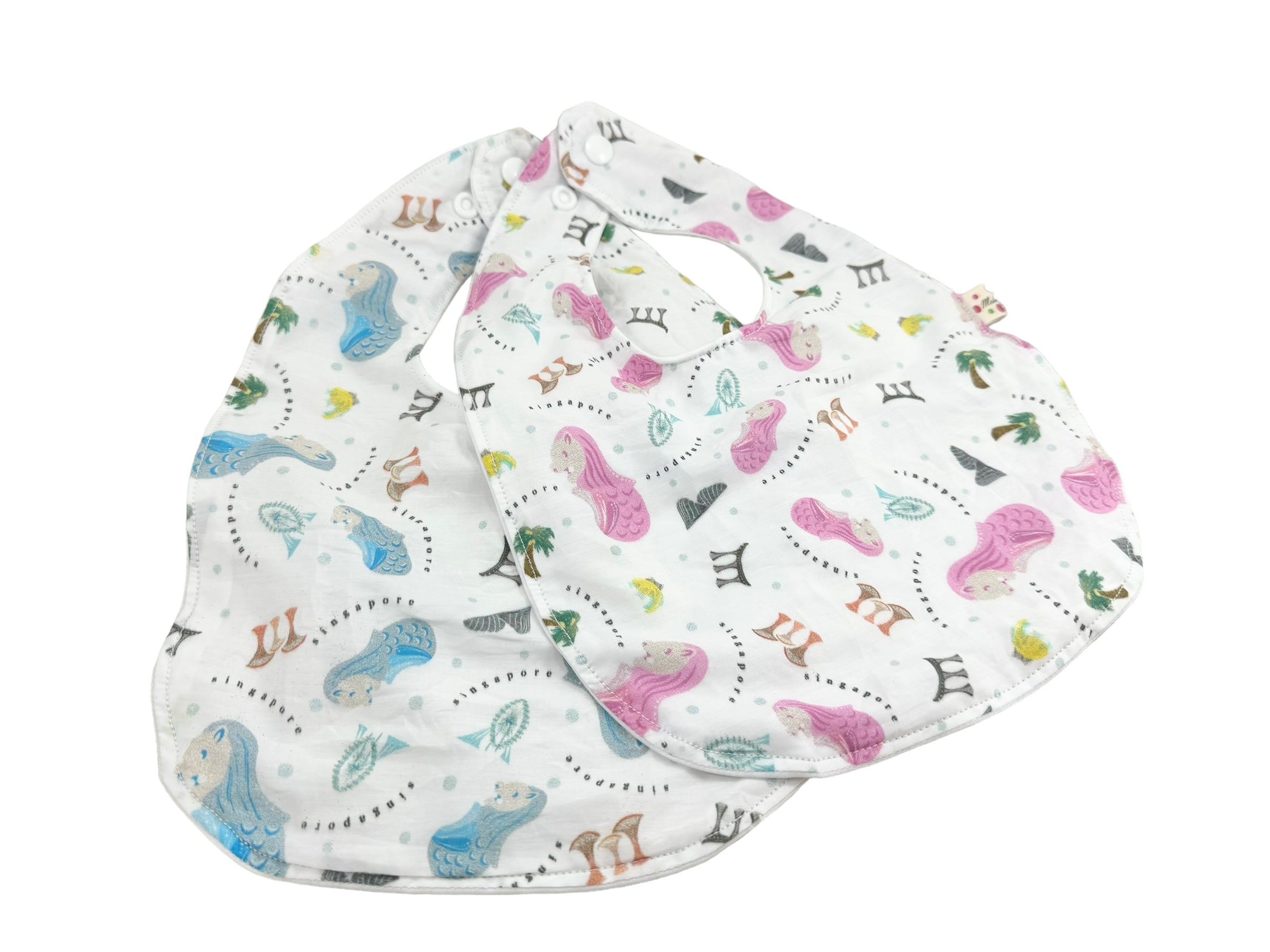 Singapore Pop Merlion baby bib by Melmomilk Design – colorful, soft cotton bib featuring a playful Merlion illustration, perfect for gifting or daily use.　シンガポール・ポップ・マーライオンよだれかけ / スタイ– カラフルで柔らかいコットン素材、かわいいマーライオンのイラスト入り。ギフトやお土産、普段使いにぴったり。