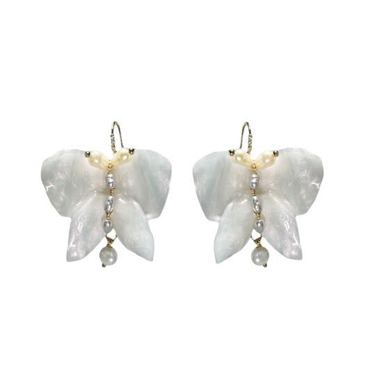 Handcrafted butterfly-shaped earrings in pearl white, made from upcycled materials and finished in a luminous White Silk tone.