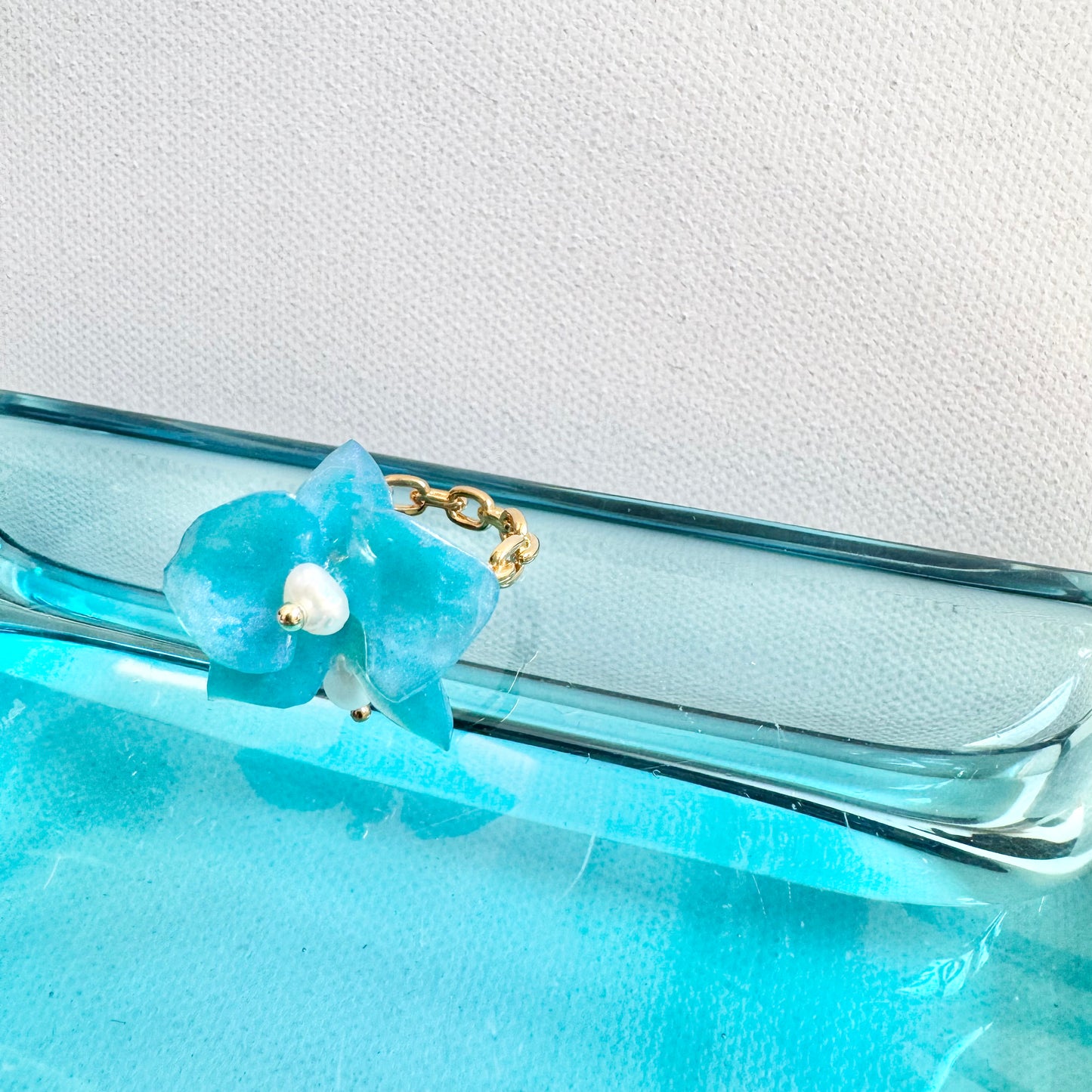 デンティー・オーキッド・リング 小さな胡蝶蘭  -ミルキーオパール-