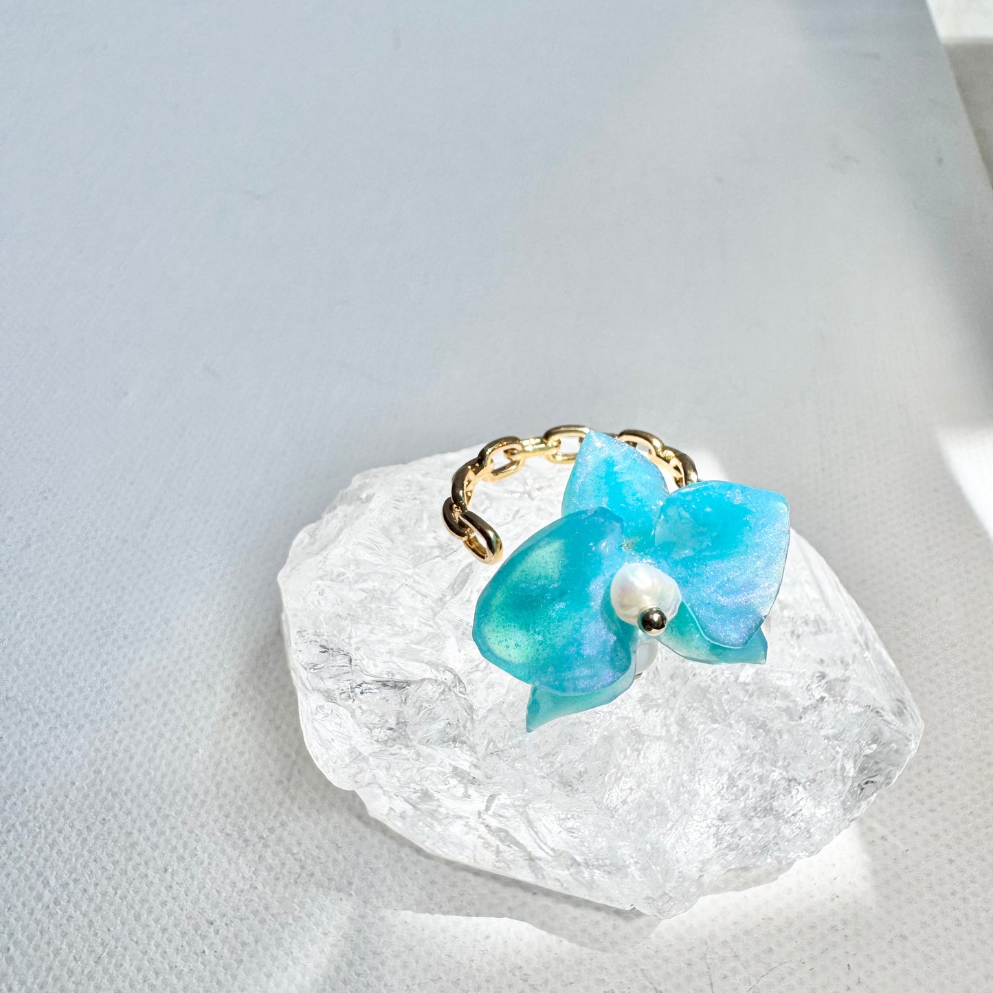 デンティー・オーキッド・リング 小さな胡蝶蘭  -ミルキーオパール-