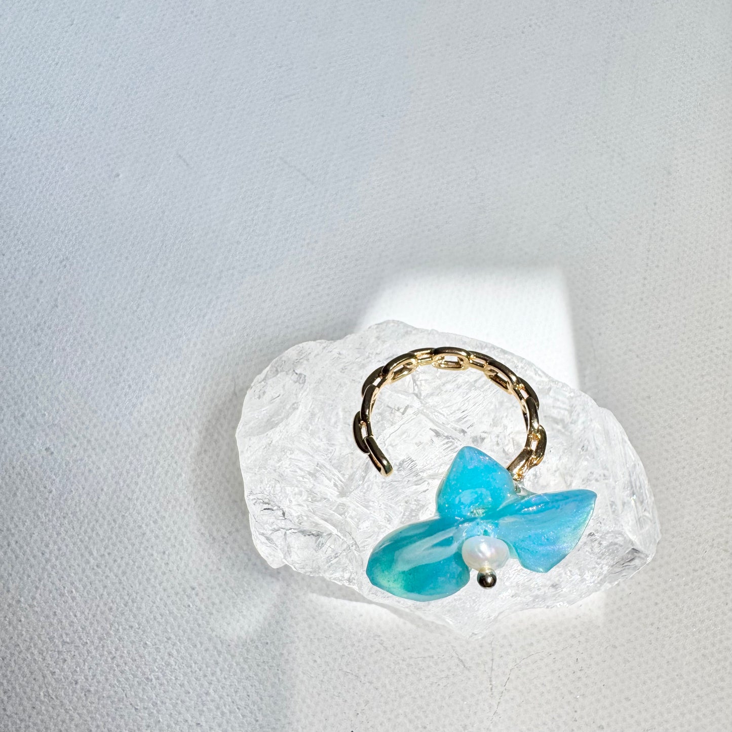 デンティー・オーキッド・リング 小さな胡蝶蘭  -ミルキーオパール-