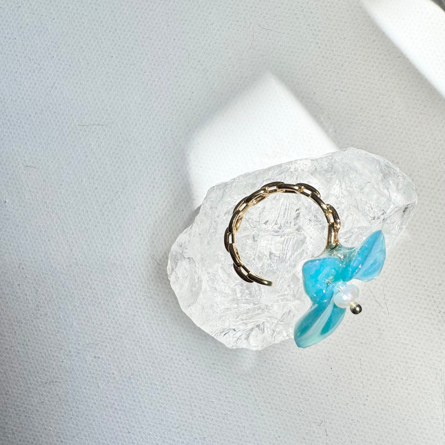 デンティー・オーキッド・リング 小さな胡蝶蘭  -ミルキーオパール-