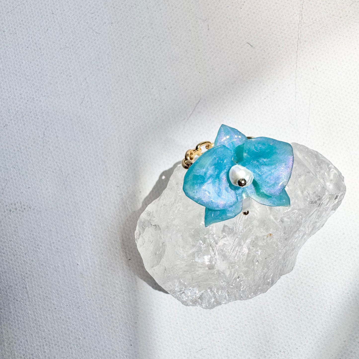 デンティー・オーキッド・リング 小さな胡蝶蘭  -ミルキーオパール-