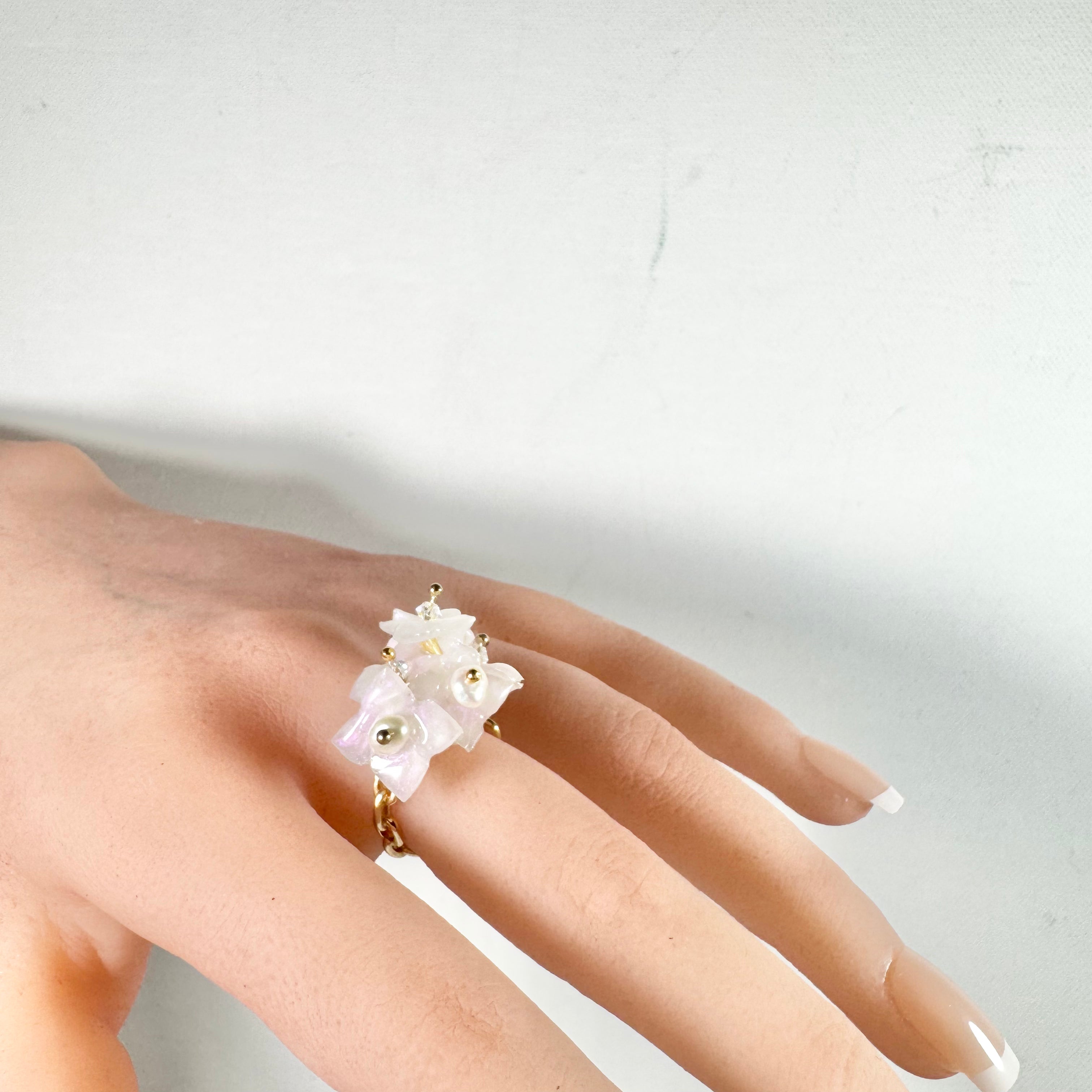 Hydrangea Bloom Ring - Drizzle White -