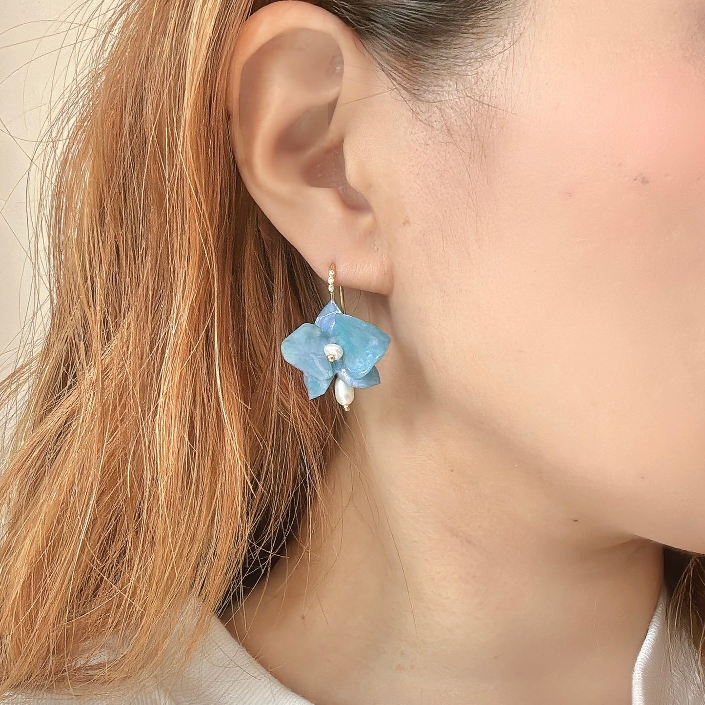 デンティー・オーキッド・ピアス 小さな胡蝶蘭  -ミルキーオパール-