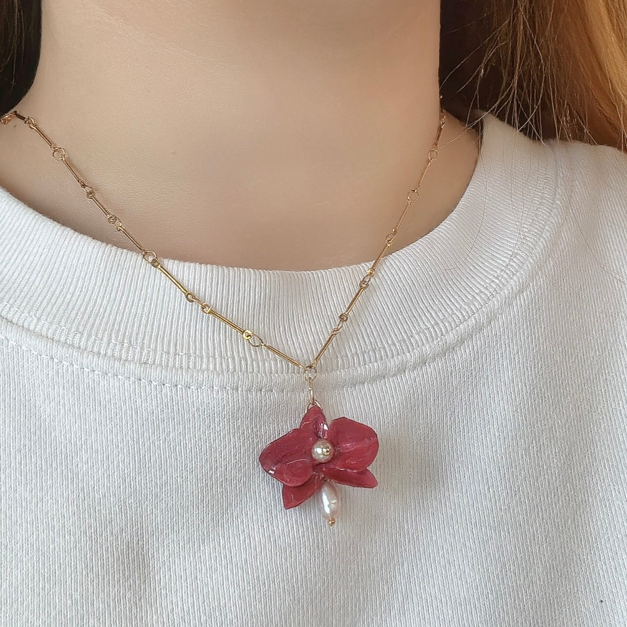 デンティー・オーキッド・ネックレス 小さな胡蝶蘭  -バーガンディー-