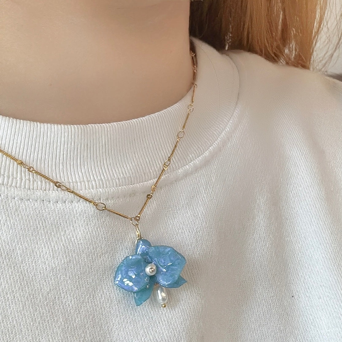 デンティー・オーキッド・ネックレス 小さな胡蝶蘭  -ミルキーオパール-