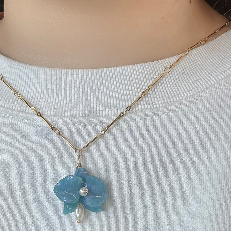 デンティー・オーキッド・ネックレス 小さな胡蝶蘭  -ミルキーオパール-