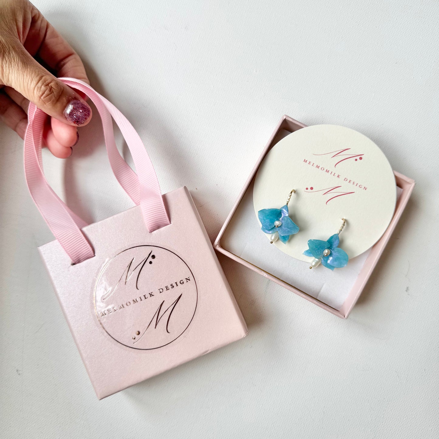 デンティー・オーキッド・ピアス 小さな胡蝶蘭  -ミルキーオパール-