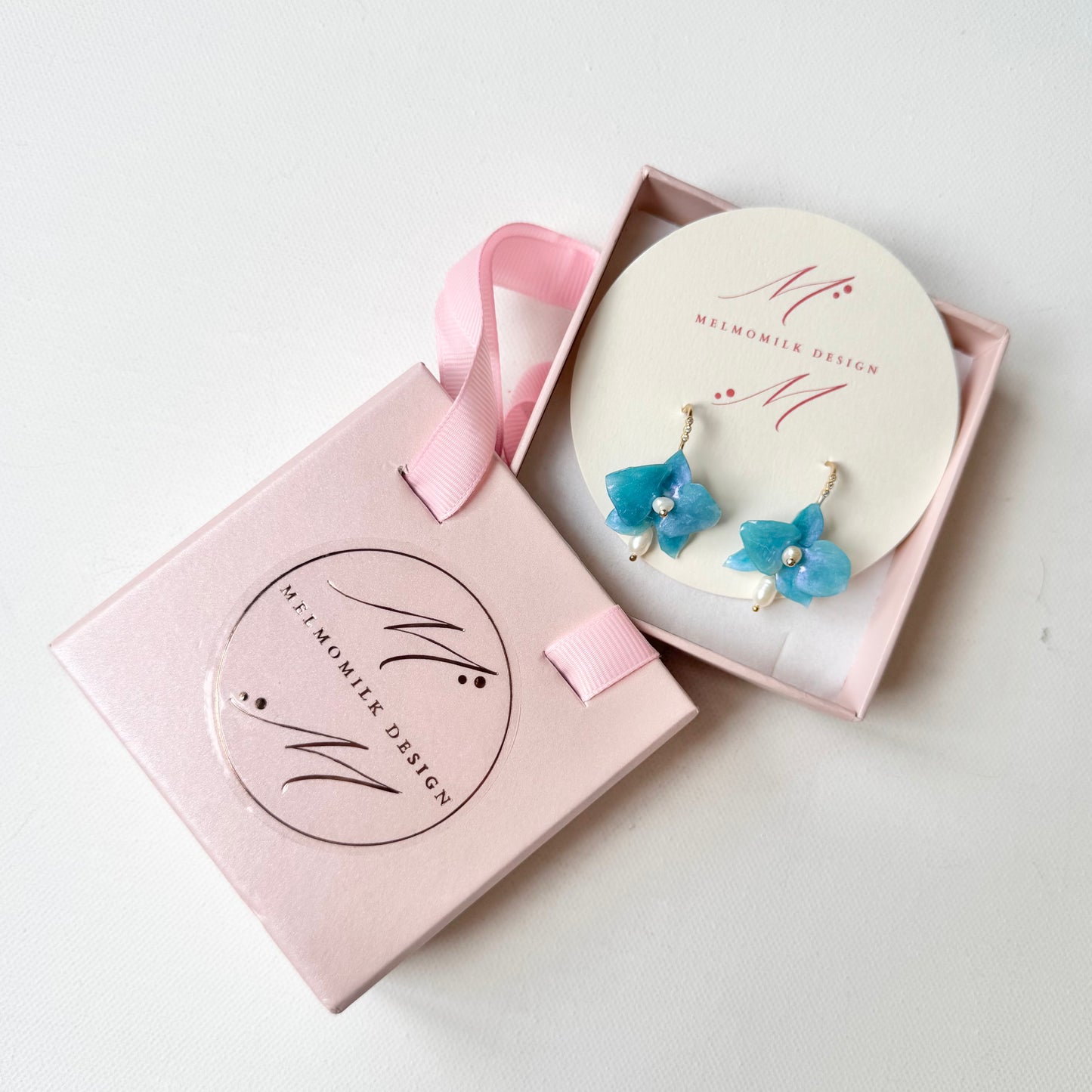 デンティー・オーキッド・ピアス 小さな胡蝶蘭  -ミルキーオパール-