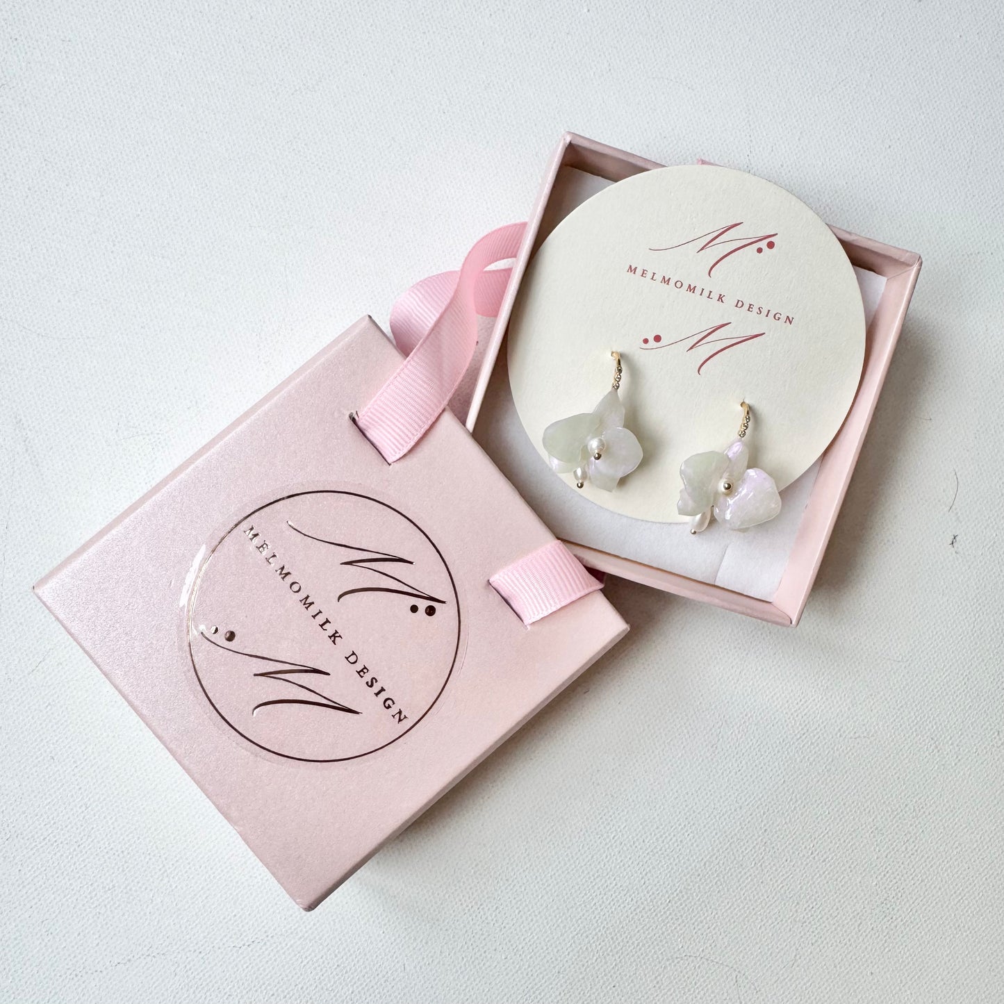 デンティー・オーキッド・ピアス 小さな胡蝶蘭  -パールホワイト-