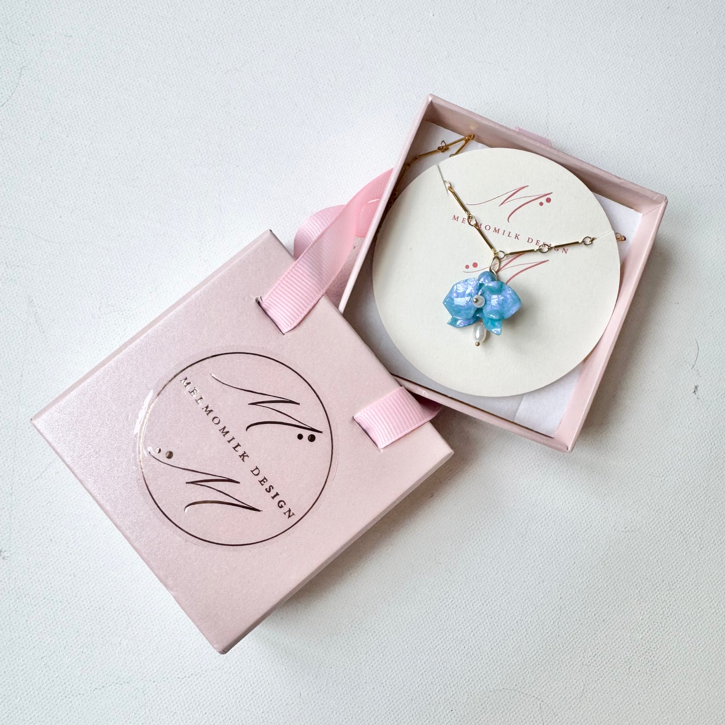 デンティー・オーキッド・ネックレス 小さな胡蝶蘭  -ミルキーオパール-