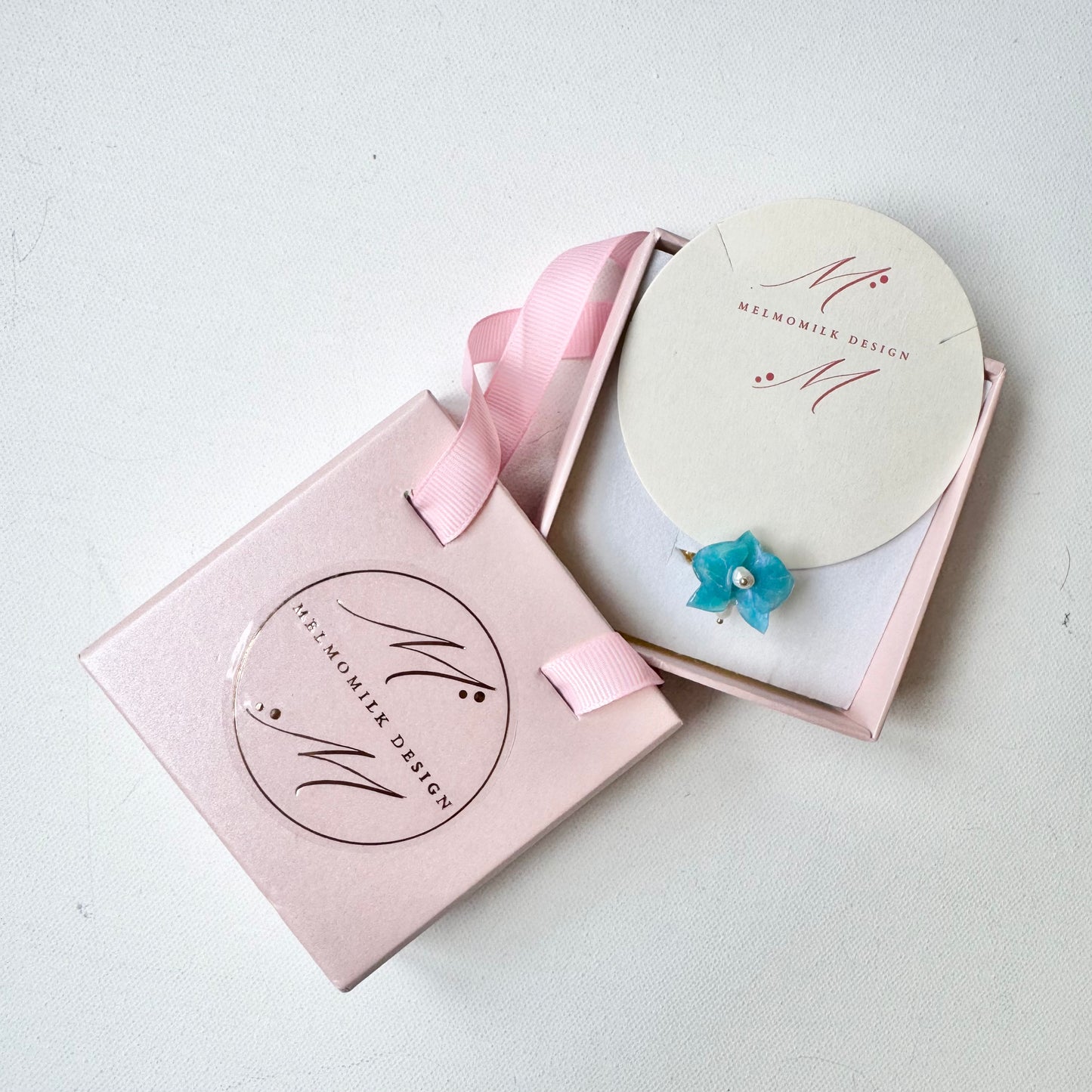 デンティー・オーキッド・リング 小さな胡蝶蘭  -ミルキーオパール-