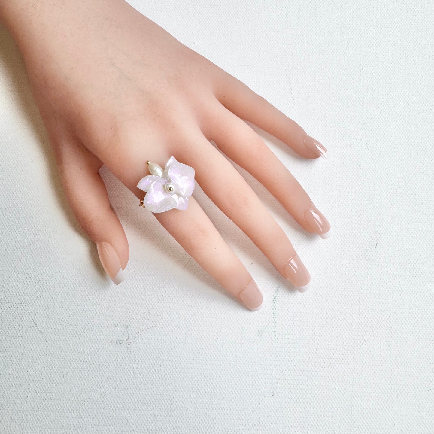 デンティー・オーキッド・リング 小さな胡蝶蘭  -パールホワイト-