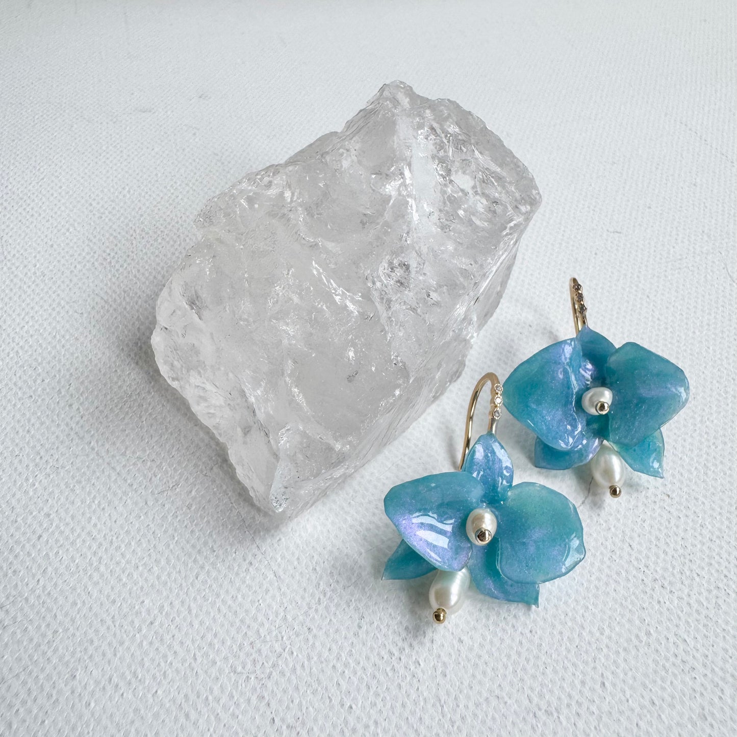 デンティー・オーキッド・ピアス 小さな胡蝶蘭  -ミルキーオパール-