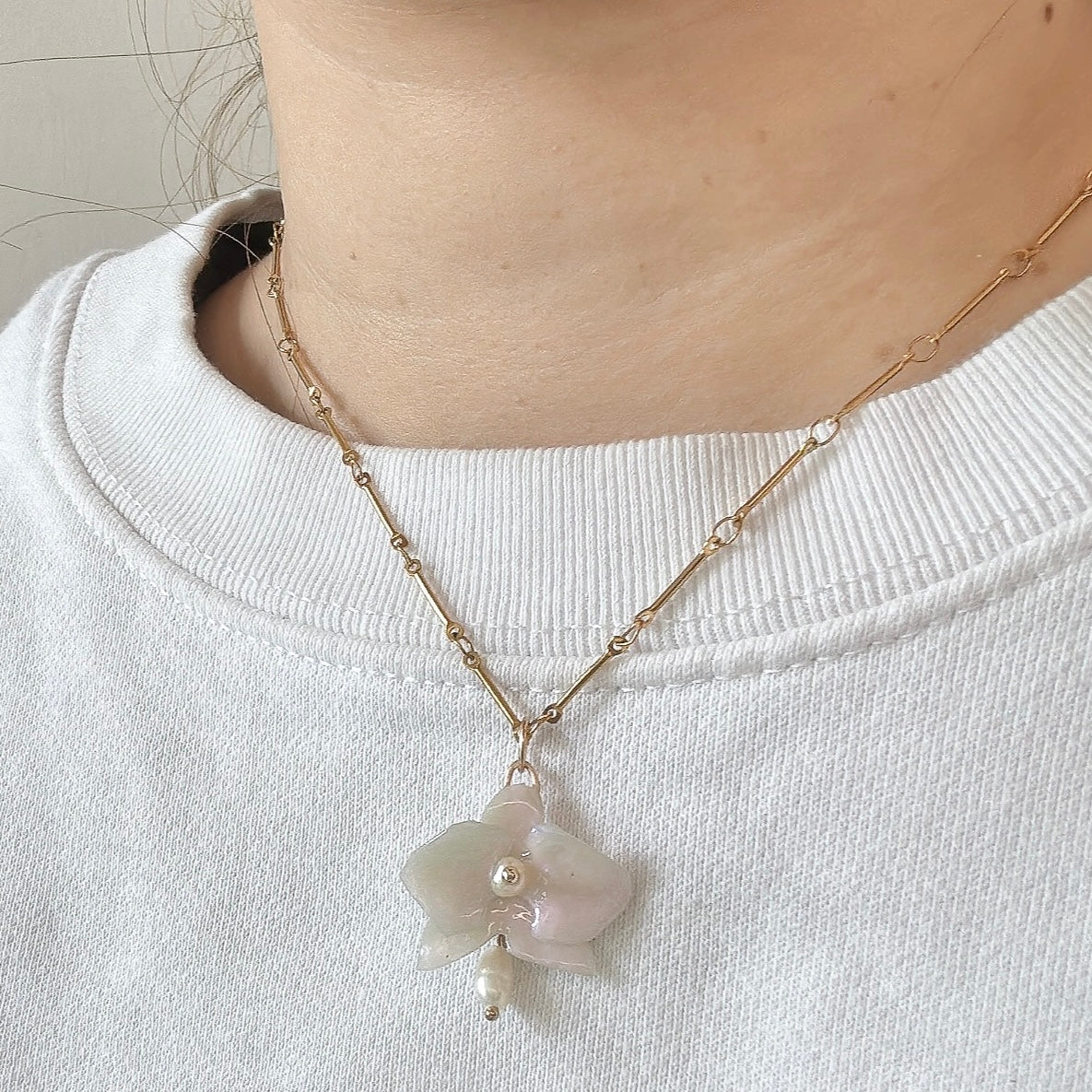 デンティー・オーキッド・ネックレス 小さな胡蝶蘭  -パールホワイト-