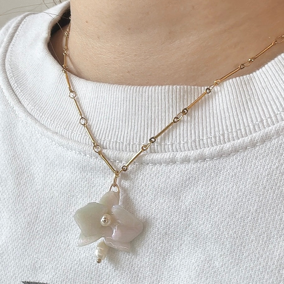 デンティー・オーキッド・ネックレス 小さな胡蝶蘭  -パールホワイト-