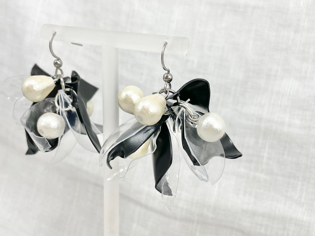 Upcycled earrings - petals - Cotton pearl -