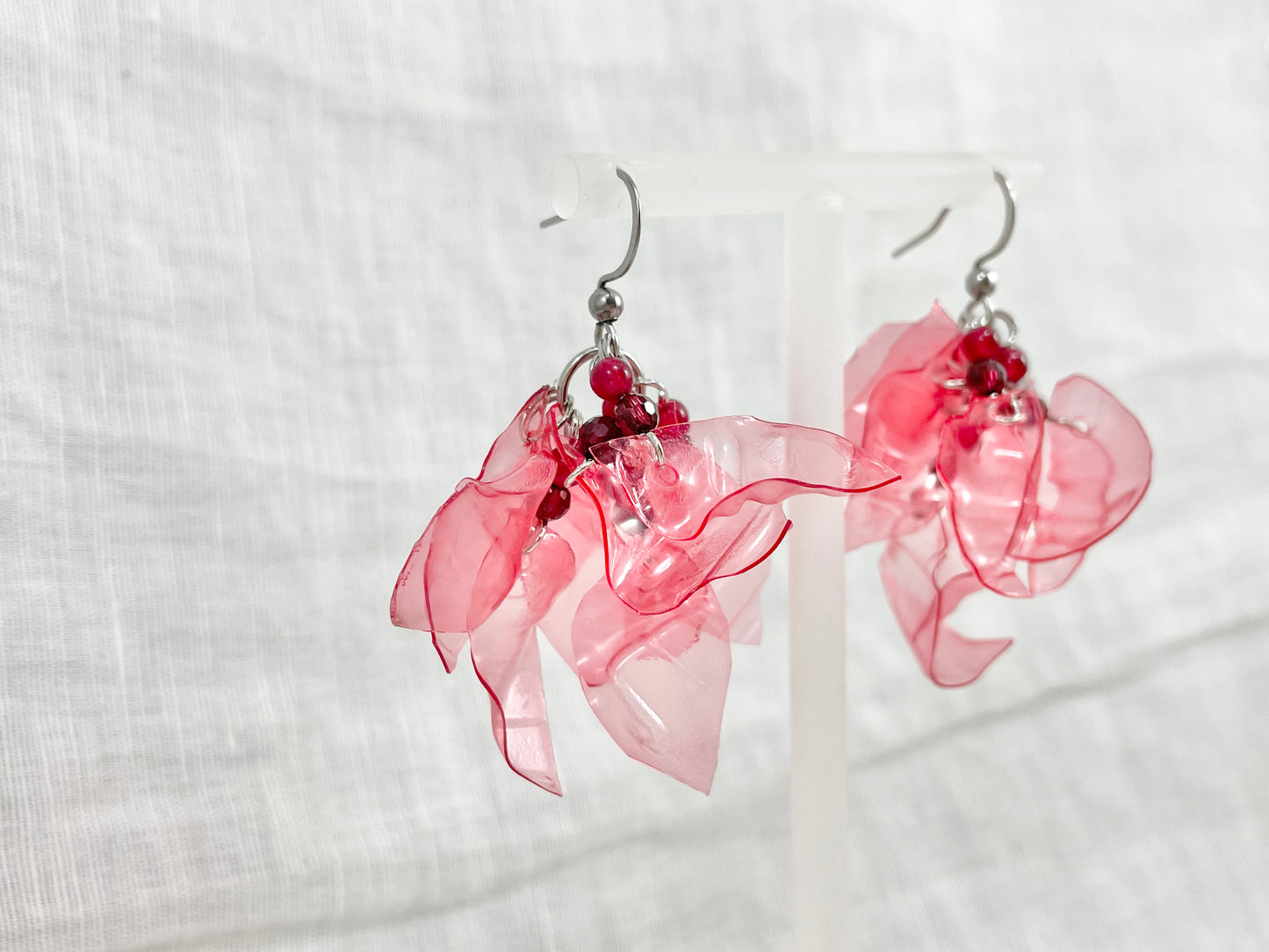 Upcycled earrings - petals - Garnet -